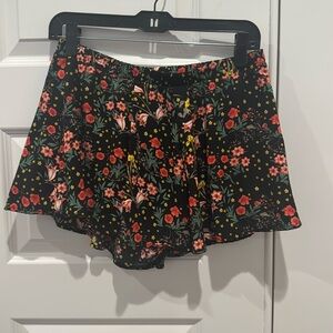 NEW Boutique Black Floral Print Flowy  Shorts Size Small